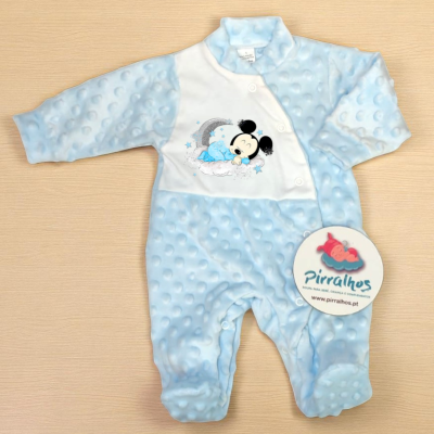 Pijama azul claro para bebé com padrão de bolinhas e estampa do Mickey Mouse