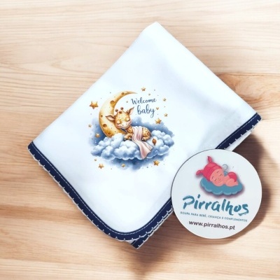 Fralda branca com estampa de girafa a dormir e texto Welcome baby e etiqueta Pirralhos