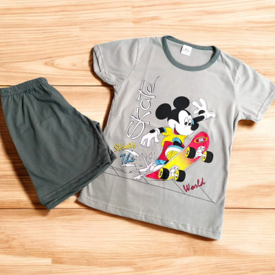 Conjunto infantil de t-shirt cinza com estampa de Mickey Mouse a andar de skate e calções verdes escuros