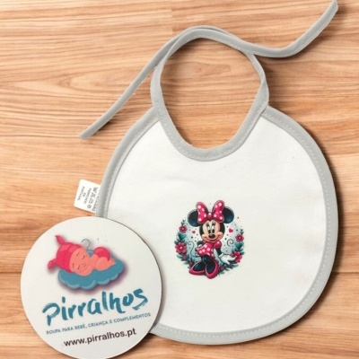 Babete branco com borda cinza e estampa da Minnie no centro