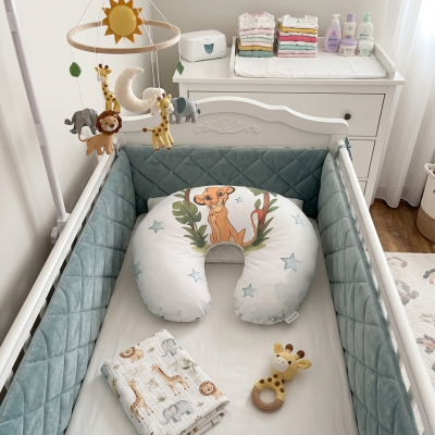Berço de bebé branco com almofada U decorada com Simba e móbile com animais de feltro