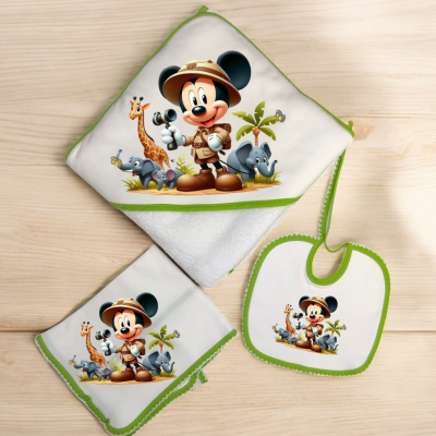 Conjunto de toalha com capuz, bibe e fralda branco com bordas verdes e estampa de Mickey explorador com animais