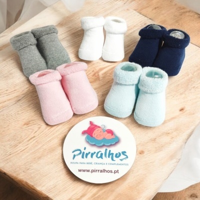 Cinco pares de meias de bebé coloridas e cartão com logótipo Pirralhos
