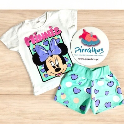 Conjunto infantil t-shirt branca Minnie e calções verdes com corações