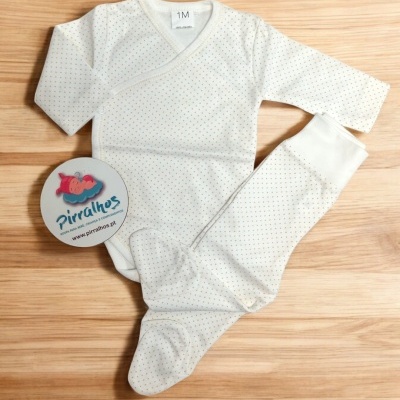 Conjunto de roupa de bebé branco com padrão de pontos e cartão de marca