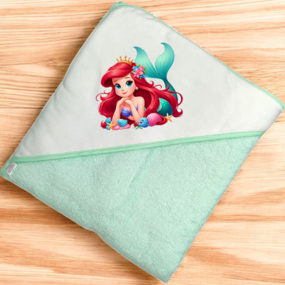 Toalha de banho de bebé verde claro com capuz branco e imagem colorida de sereia.