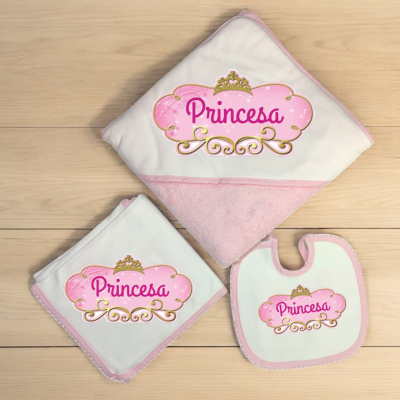 Conjunto de toalha, fralda e babete com estampa 