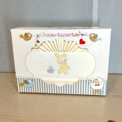 Caixa decorativa branca com desenho infantil e texto Criações Nazaré Neto