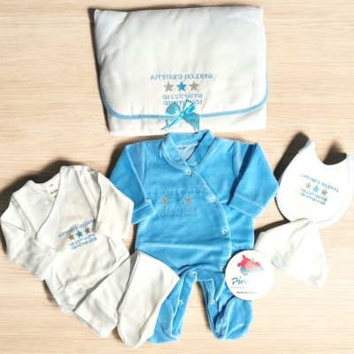 Conjunto de roupa de bebé com manta, babete, gorro e dois macacões em branco e azul
