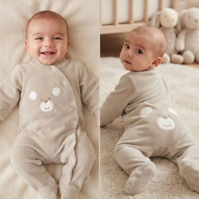 Macacão bege para bebé com estampa de urso e botões, bebé sorrindo e bebê de costas no quarto.