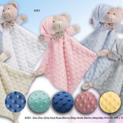 Cinco mantinhas de pelúcia para bebés com formato de ursinho em várias cores e textura pontilhada