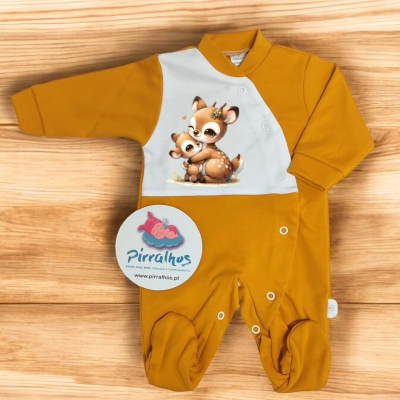 Macacão de bebê mostarda e branco com estampa de veados e botão frontal
