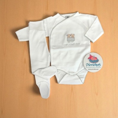 Conjunto de roupa de bebé branco com body e calças, com desenho de ursos e texto, visto numa superfície de madeira clara