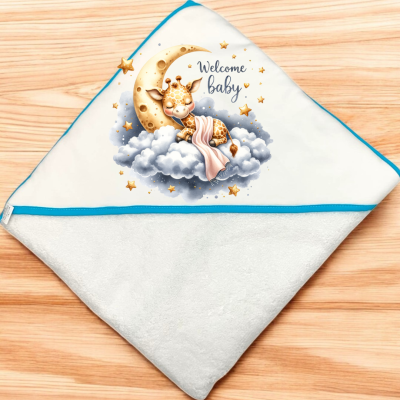 Toalha de bebé branca com borda azul e desenho de girafa na lua e nuvens
