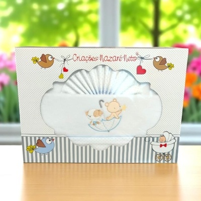 Fralda bordada com ursinho e cachorro em embalagem decorada