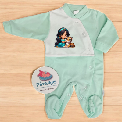 Pijama de bebé verde-água com painel branco e ilustração de menina e tigre.