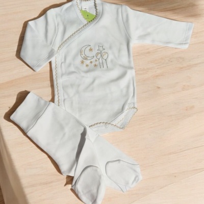 Conjunto de roupa de bebé branco com bordado e calças com pés fechados