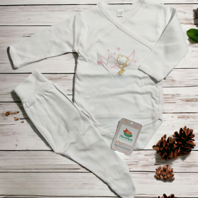 Conjunto de roupa de bebé branco com ursinho e calças