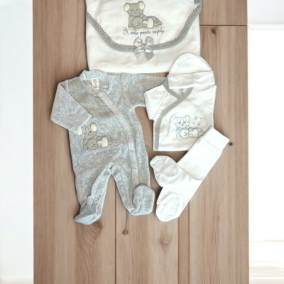 Conjunto de roupa de bebé com pijama cinza e acessórios brancos decorados com ratinho