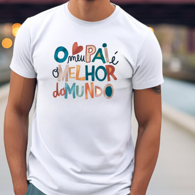 Homem a usar t-shirt branca estampada com texto colorido em português