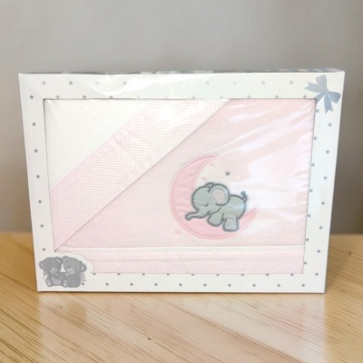 Fralda ou manta de bebé cor-de-rosa com bordado de elefante e caixa decorativa