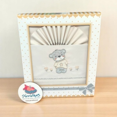 Caixa de roupa de bebé com bordado de urso e cartão com logotipo Piraínhos