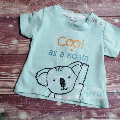 Camisola azul clara de bebé com desenho de coala e texto em madeira