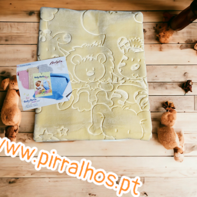 Mantinha de bebé bege claro com padrão de animais e embalagem