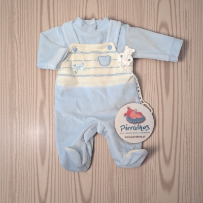 Macacão de bebé azul com etiqueta da marca Pirralhos