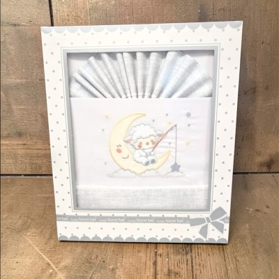 Conjunto de roupa de bebé com bordado de ovelha na lua em embalagem branca