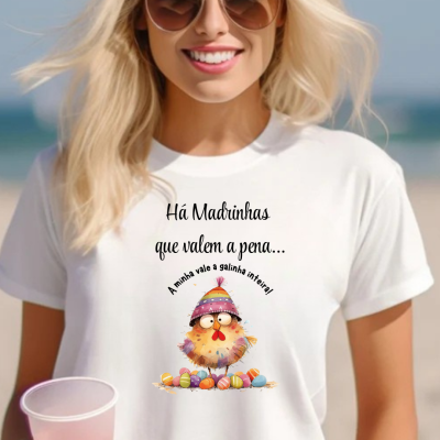 Camiseta branca com estampa de galinha e texto em português