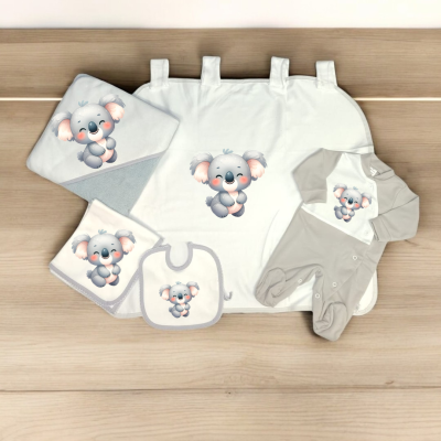 Conjunto de bebé com estampa de coala em manta, toalha, babete, fralda e body