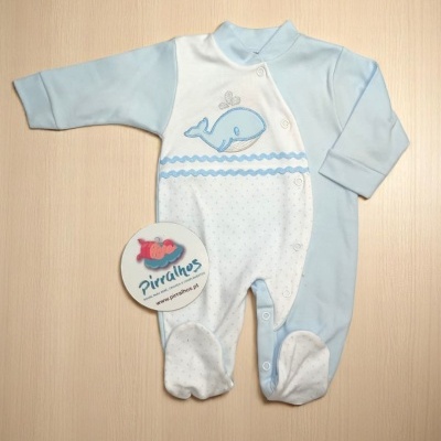 Macacão de bebé azul claro e branco com baleia bordada e botão de pressão