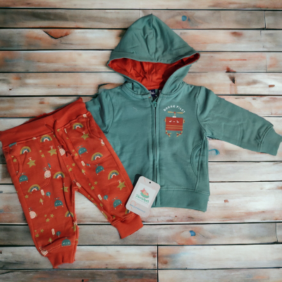 Conjunto infantil com casaco verde e calças laranja com padrões coloridos