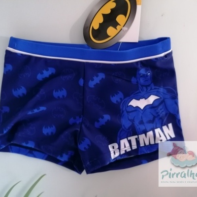 Calções de banho azuis com estampa do Batman e logótipo em fundo branco