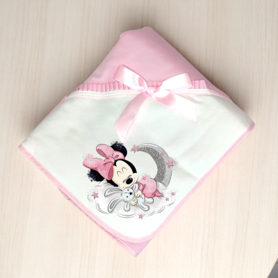 Fralda cor-de-rosa com desenho da Minnie Mouse segurando um coelho