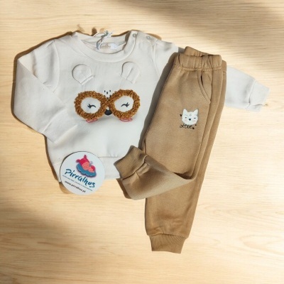 Conjunto infantil branca e bege com desenho de urso e gato
