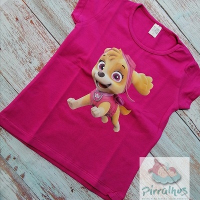 Camiseta infantil rosa com estampa da personagem Skye da Patrulha Pata