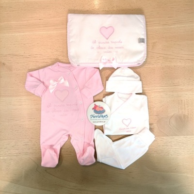Conjunto de roupa de bebé em rosa e branco com bordados de corações e texto inspirador