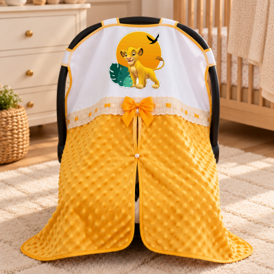 Capa para bebé amarela com estampa do Rei Leão numa cadeira de bebé