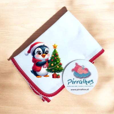 Toalha branca com borda vermelha e desenho de pinguim natalício com árvore de Natal, etiqueta da marca Pirralhos