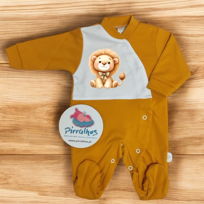 Macacão para bebé amarelo mostarda com estampa de leão e botões de pressão