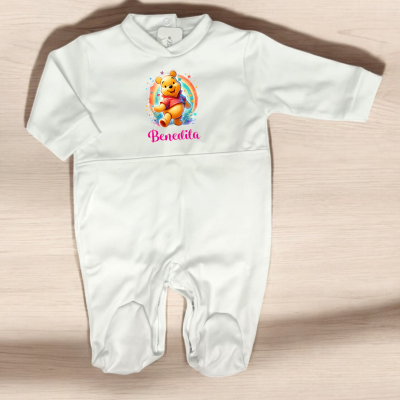 Macacão branco de bebé com estampa do Winnie the Pooh e nome Benedita
