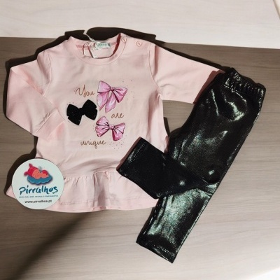 Conjunto infantil com blusa rosa e calças pretas brilhantes