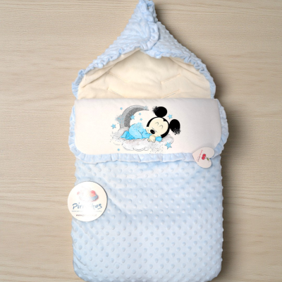 Saco de bebé azul claro com capuz e personagem bordado a dormir na lua