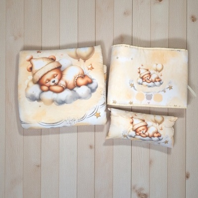 Três peças têxteis infantis bege com ursinho a dormir numa nuvem e balões
