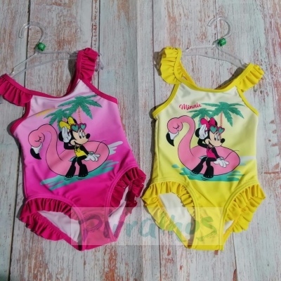 Fatos de banho para criança rosa e amarelo com estampa da Minnie e flamingo, em cabides transparentes
