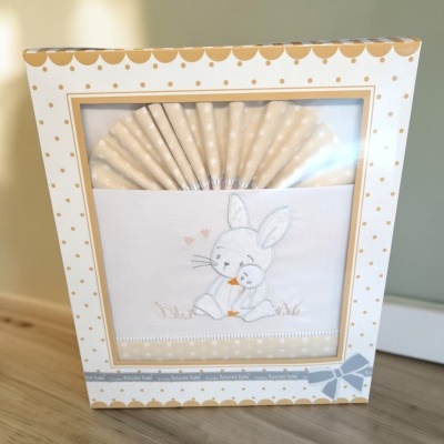 Conjunto roupa bebé bege com estrelas e coelho bordado em caixa decorada