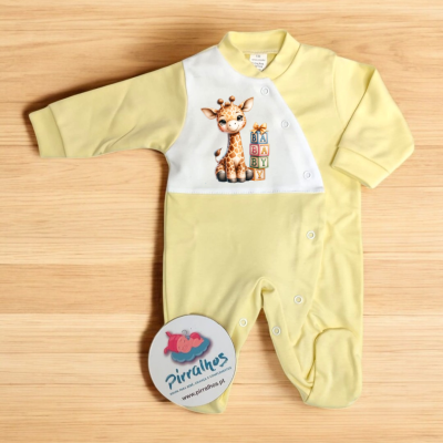 Pijama de bebé amarelo com estampa de girafa e palavras BABY