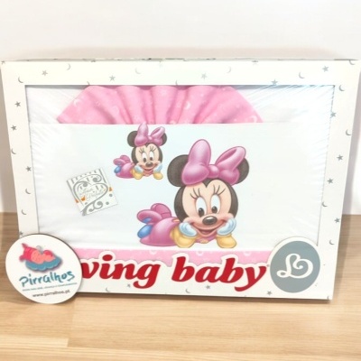Conjunto de bebé com tema Minnie Mouse em caixa branca com detalhes cor-de-rosa
